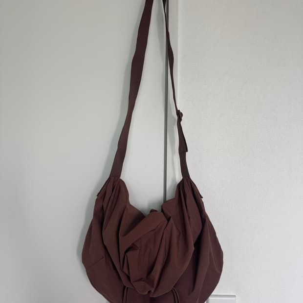 유니클로 U 드로우스트링 숄더백 브라운