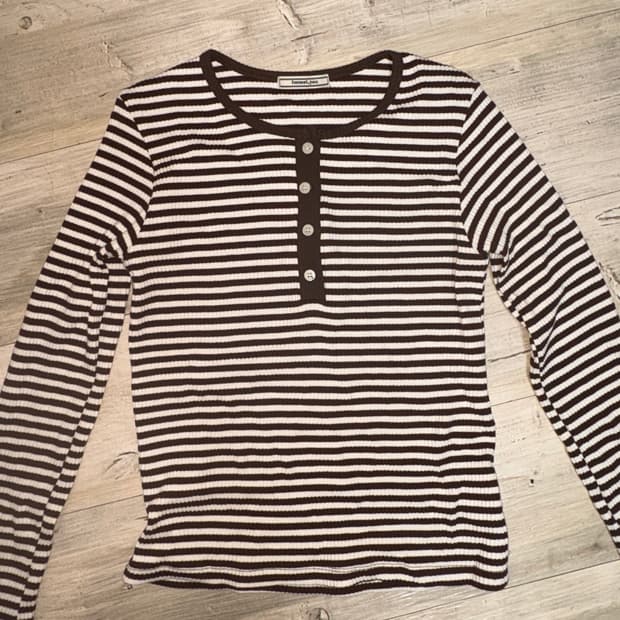 스트라이프 골지 버튼티