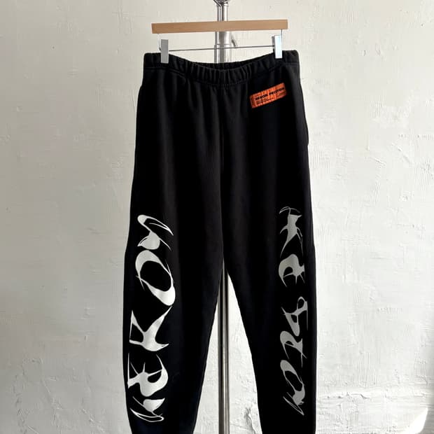 헤론 프레스톤 블랙 컬러 로고 스웻 팬츠