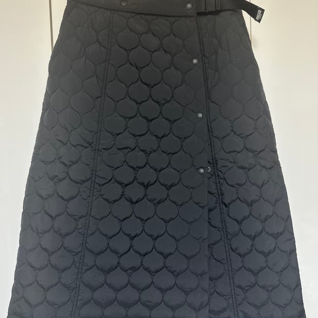 네파 퀼팅 패딩스커트 블랙