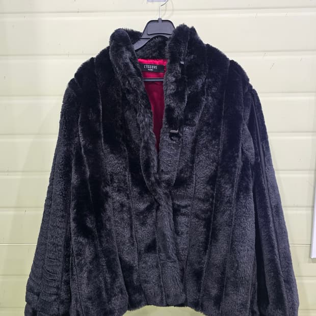 L'ECCOVE Helsinki 블랙 퍼 자켓