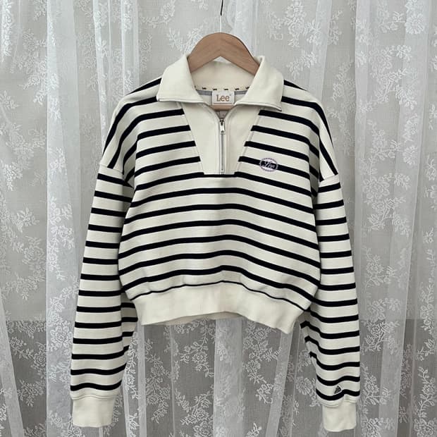 S) 리 Lee 24FW 스트라이프 하프집업 크롭 맨투맨