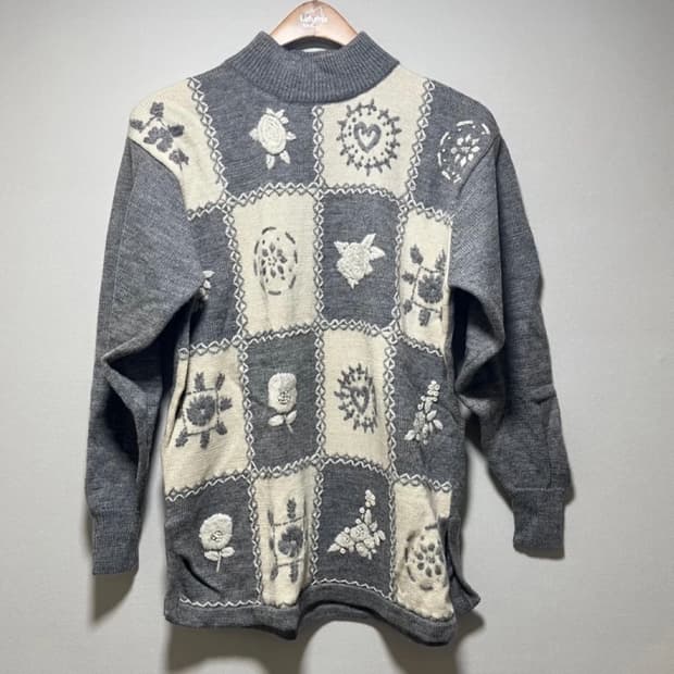 그레이 플라워 니트