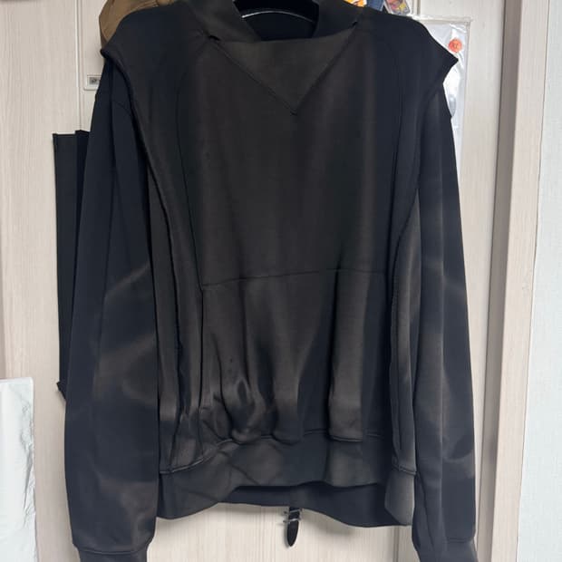 지용킴 스웻셔츠