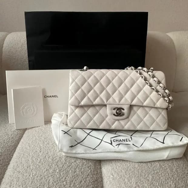 [정품/OS] 샤넬 클래식 미듐 화이트 캐비어 은장