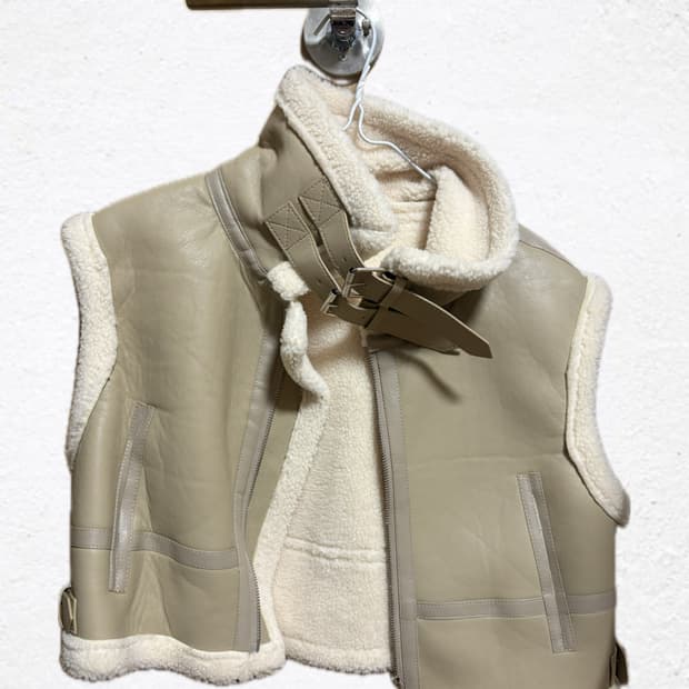페이크 레더 가죽 무스탕 조끼 베이지