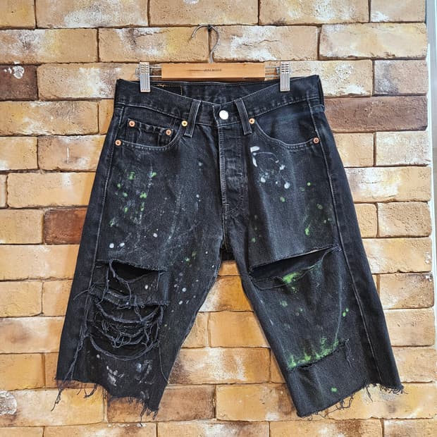 리바이스 블랙 페인팅 데미지 데님 반바지