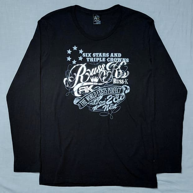 [S] Russ K(러스케이) 실버 그래픽 박로고 롱 슬리브 티셔츠