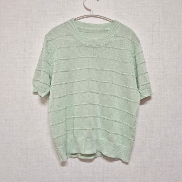 민트색 반팔 니트 티셔츠