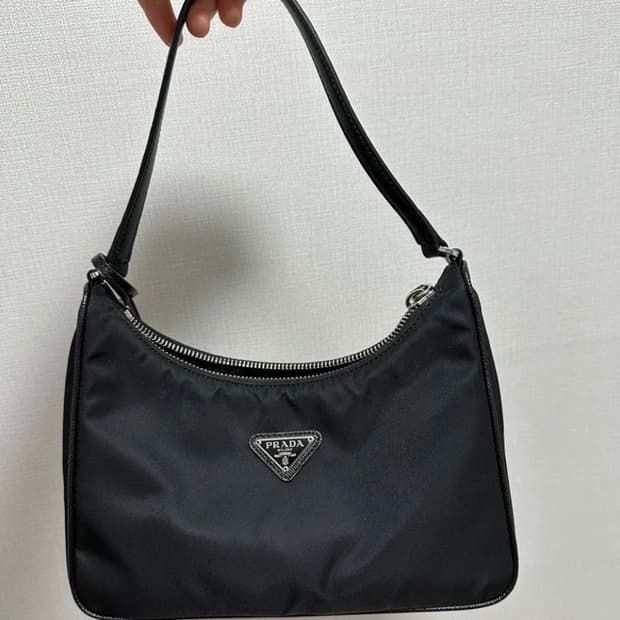 프라다 리에디션 2005 사피아노 트리밍 리나일론 호보백 블랙