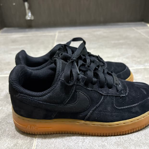 나이키 에어포스 1 '07 LV8 스웨이드 아웃도어 블랙 검
