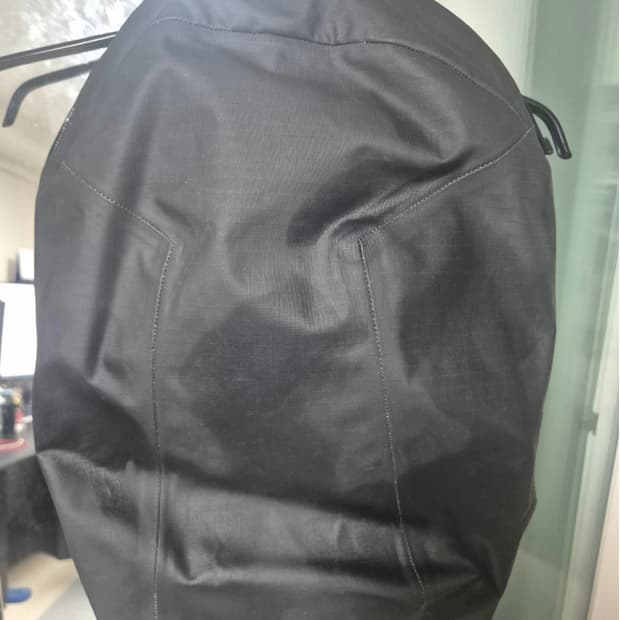 아크테릭스 맨티스 16 백팩입니다. 블랙 색상이라 어느 옷에나 잘 어울립