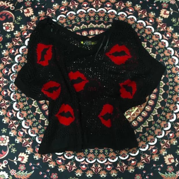 Dig deep kiss mark crop top