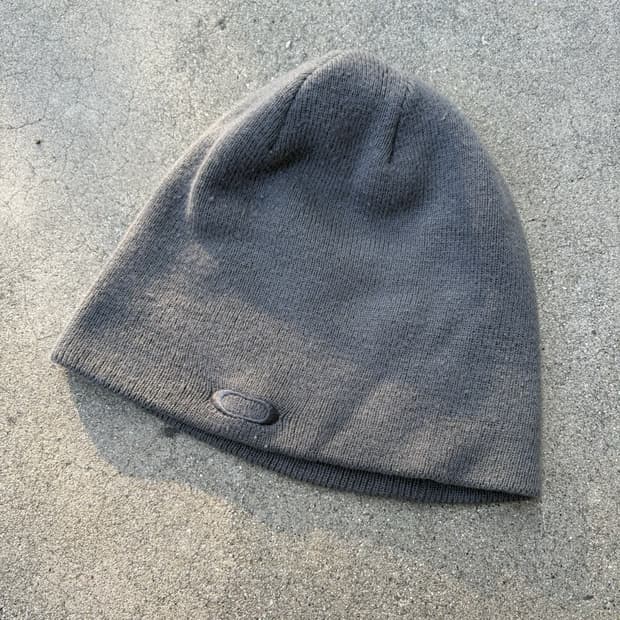 오클리 O 로고 니트 비니 그레이