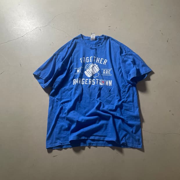 90’s Gildan Vintage Graphic T-Shirt