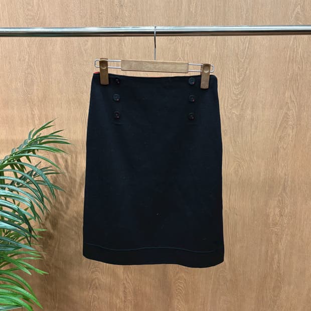 세인트 제임스 미디 스커트 사이드 버튼 레드 닻 디테일 블랙