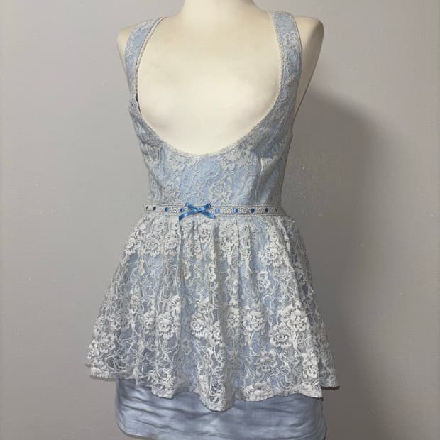 하늘색 프릴 멜빵 메이드 스커트