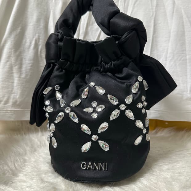 Ganni 가니 크리스탈 비즈 토트백