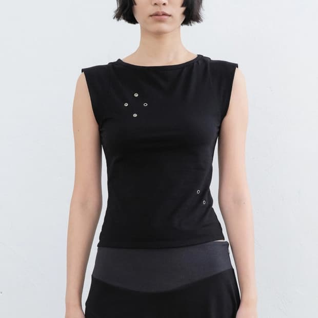 실롯 sealotEYELET MICRO SLEEVE TOP (BLACK)
