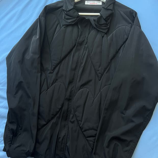 더 뮤지엄 비지터 하트 엠보스드 자켓 L 