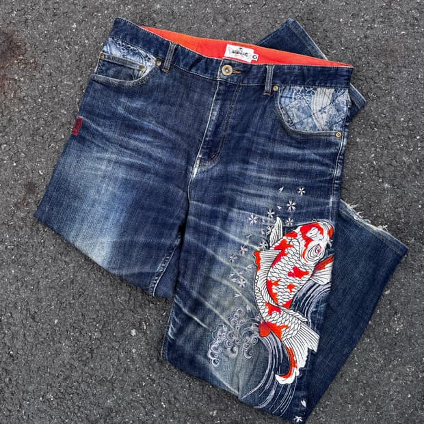 카라쿠리타마시 오리엔탈 코이 자수 데님팬츠