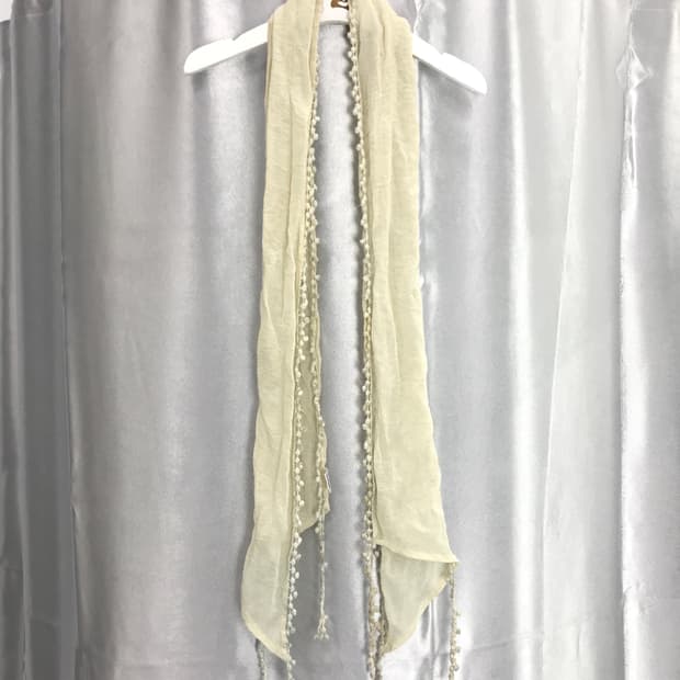 Ivory ball ruffle detail muffler