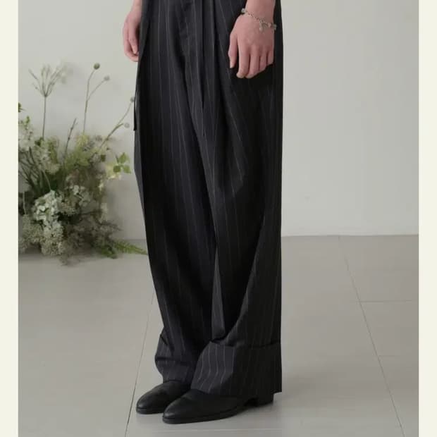 웨이비니스 딥원턱 슬랙스 차콜레드 스트라이프