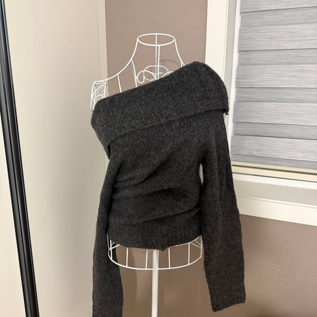 드레이프 오프숄더 그레이 니트
