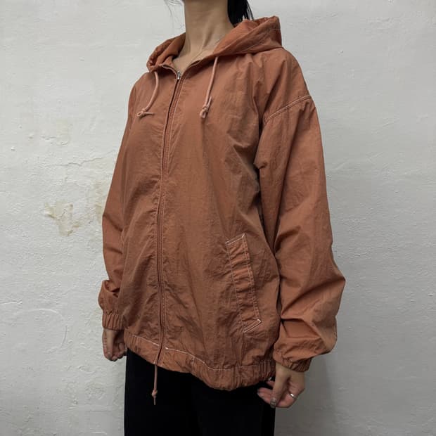 빔즈(BEAMS) 인디핑크컬러 나일론 드로우코드 후드 윈드브레이커