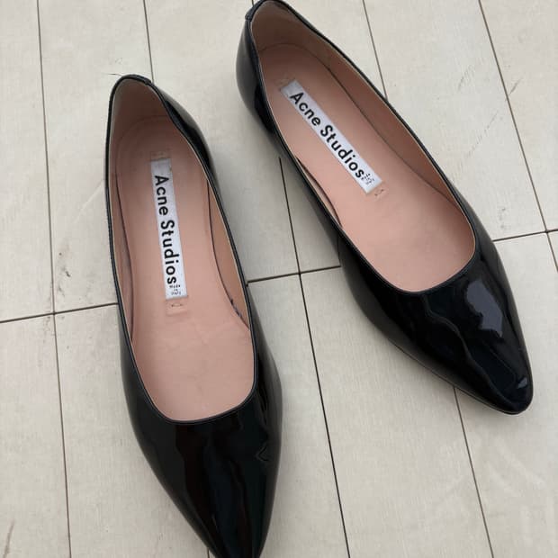 아크네 플랫슈즈