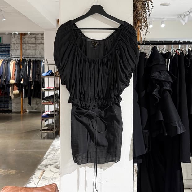 비비안웨스트우드 앵글로매니아 블랙 오프숄더 스트랩 블라우스