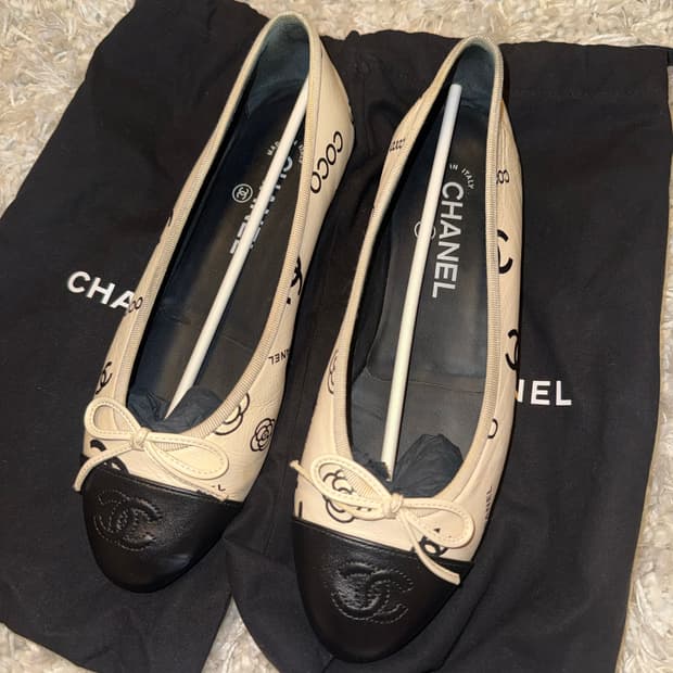 샤넬 로고 플랫슈즈