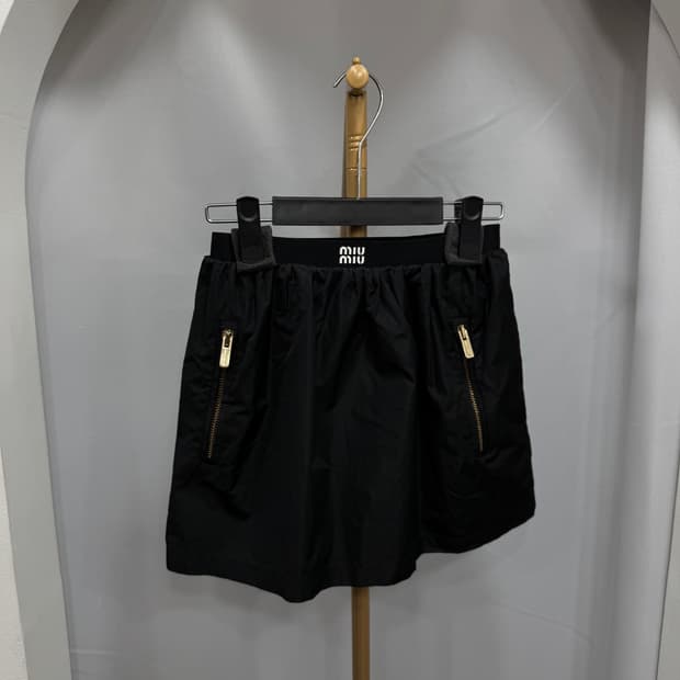 미우미우 밴딩 테크니컬 스커트 40 사이즈