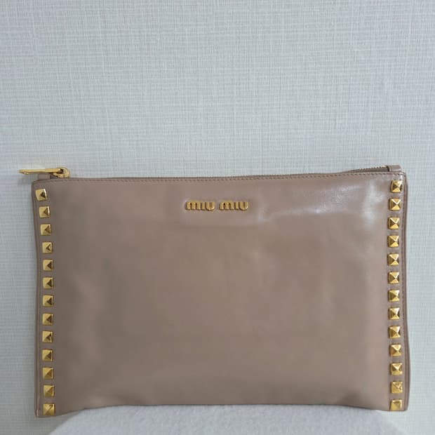 미우미우 스터드 클러치백 (베이지/핑크톤)