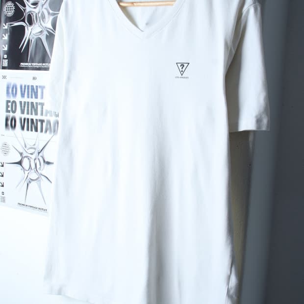 (XL-2XL) 게스 반팔 티셔츠 브이넥 스몰로고 스판 화이트-7B60