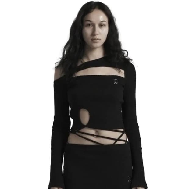 오도어 홀 슬릿 탑 블랙