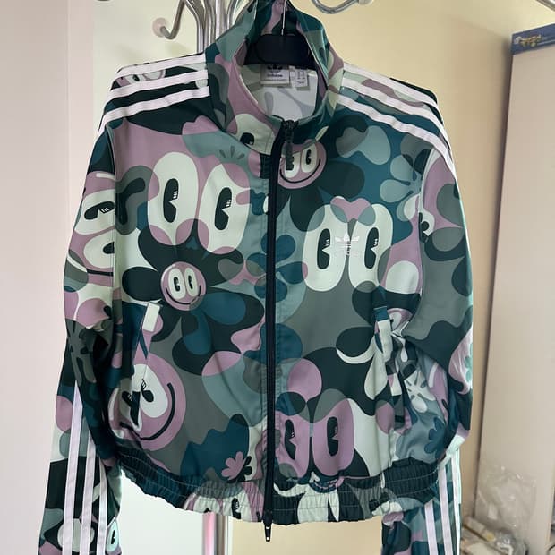 아디다스 오리지널스 갤러리 컬렉션의 해티 스튜어트 트랙 재킷