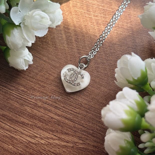 화이트) 샤넬 크리스탈 파스텔 하트 실버 목걸이