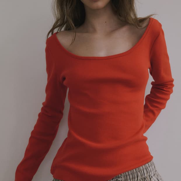 오버듀플레어 스쿱 넥 티셔츠 레드