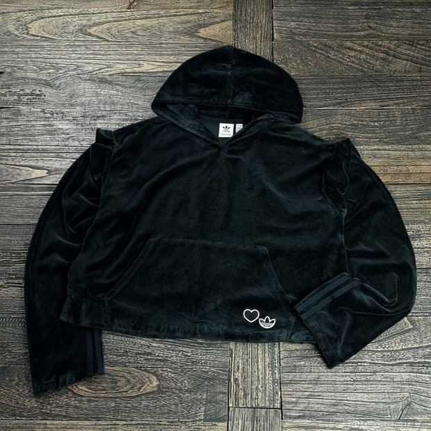 [아디다스] 오버사이즈 크롭 벨벳 후드티 블랙 M17739