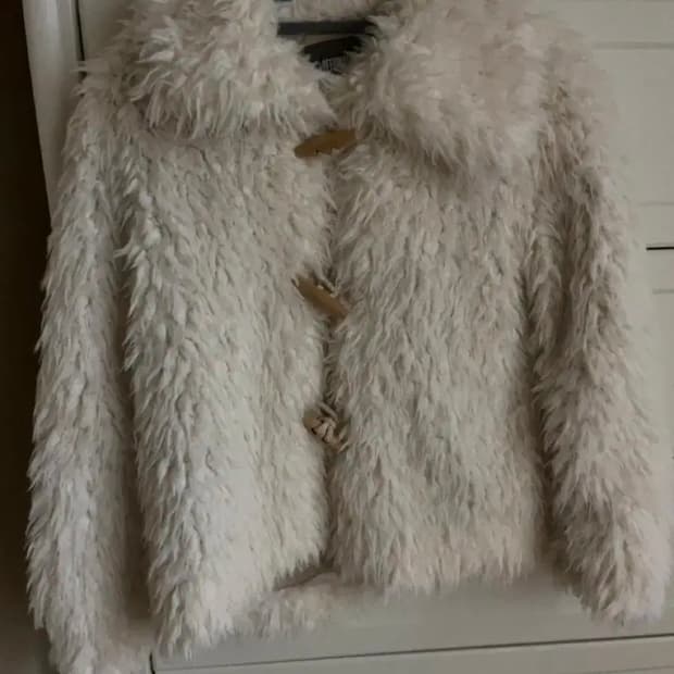 잔느 다마스 착용 리포메이션 퍼자켓