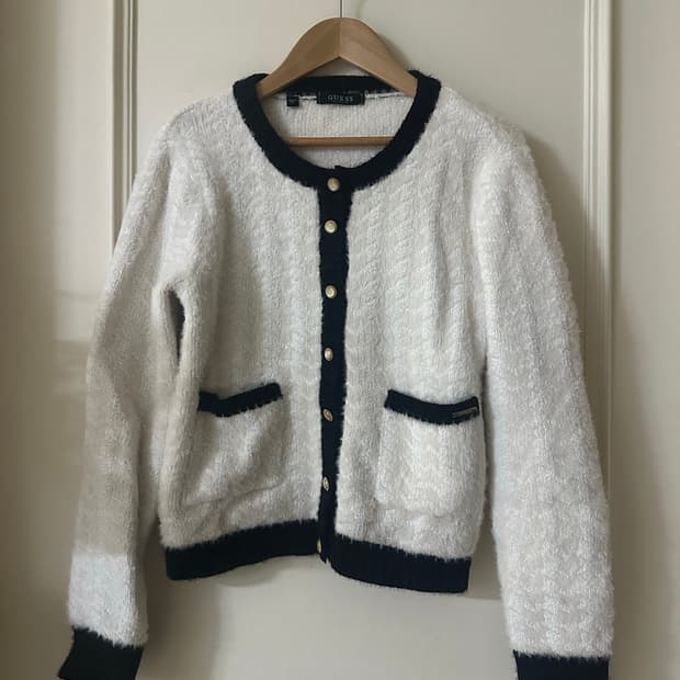 guess게스 화이트블랙 배색 올드머니룩 라운드넥 헤어리 니트 가디건 