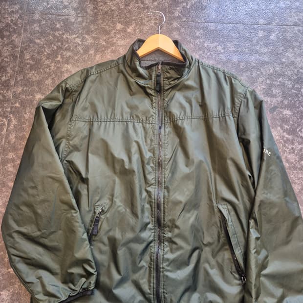 Structure 브랜드의 바람막이 자켓입니다