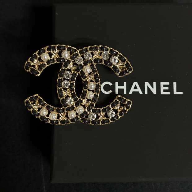샤넬 정품 cc로고 업사이클링 레더 크리스탈 브로치