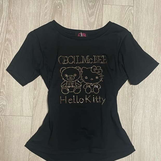 세실맥비 헬로 키티 콜라보 큐빅 갸루 반팔 반팔티 탑 히메 y2k
