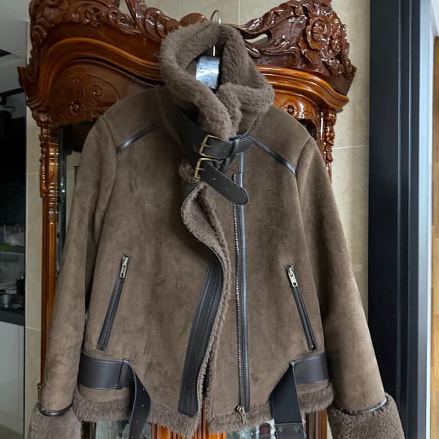 브라운 투버클 무스탕 