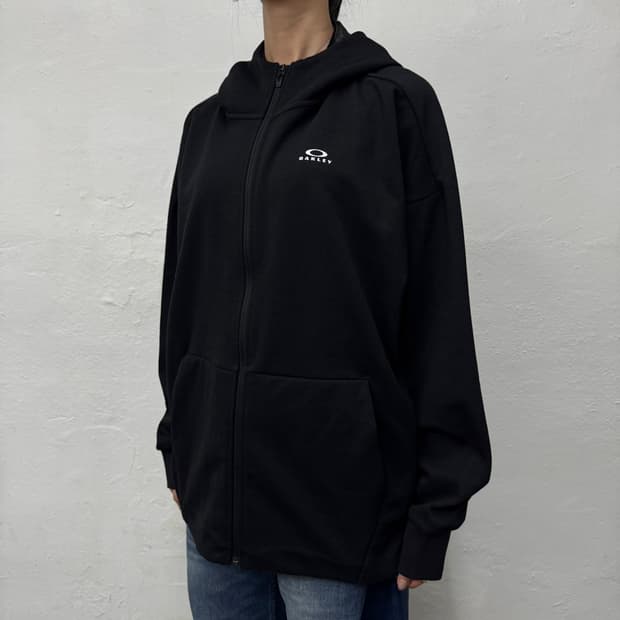 오클리(OAKLEY) 블랙컬러 폴리에스터 서클로고 후드 집업 자켓
