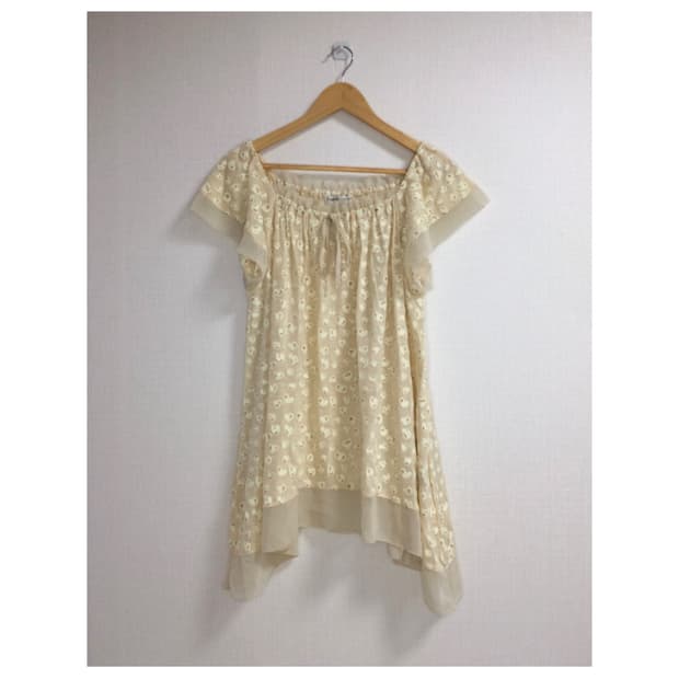 츠모리치사토 베이지 하트 셔링 레이스 탑 튜닉