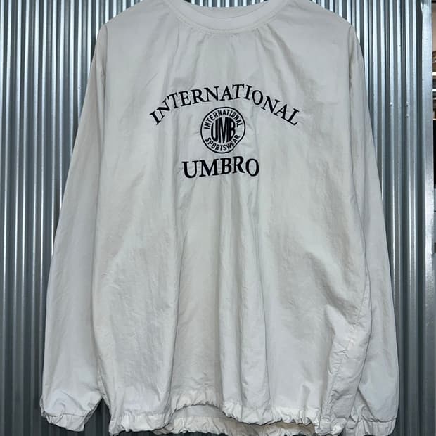 100(L) 엄브로(UMBRO) 화이트 레터링 로고 윈드브레이커 맨투맨