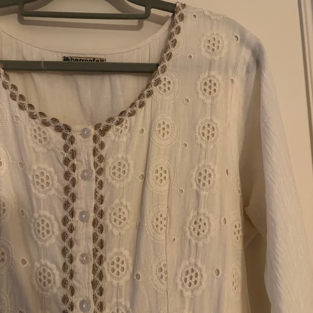 펀칭 레이스 화이트 원피스